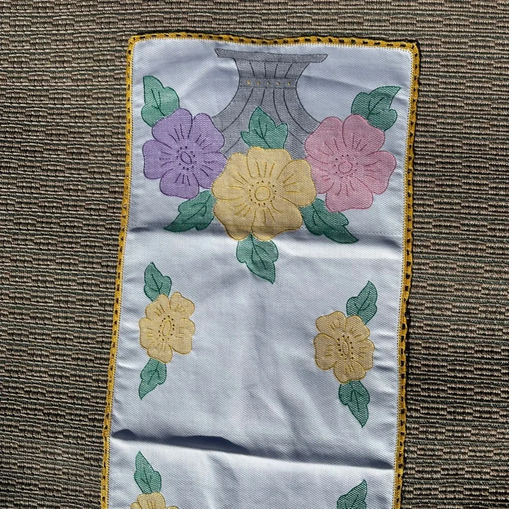 Vintage‎ Hand Embroidered Floral Table Runner White Yellow Lace Trim Cottagecore